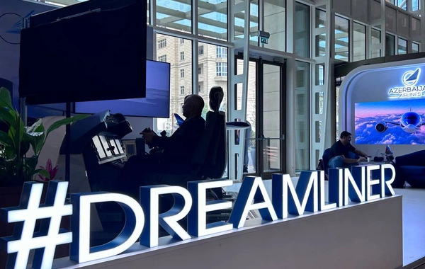 Bakıda AZAL və "Boeing"in birgə təşkilatçılığı ilə uçuş simulyatoru nümayiş olunur