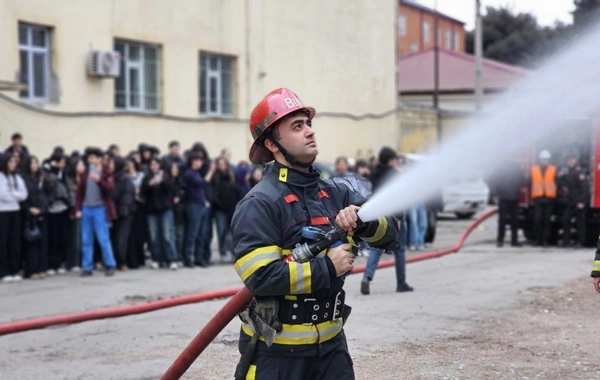 FHN Bakıda yerləşən kollecdə təlim keçirib