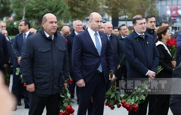 Dövlət və hökumət rəsmiləri Zəfər parkını ziyarət edib