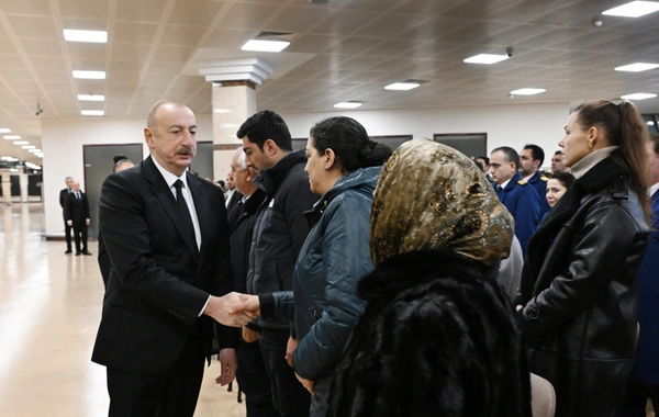 İlham Əliyev təyyarə qəzasında həlak olan ekipaj üzvlərinin vida mərasimində iştirak edib