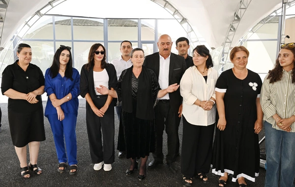 Prezident və birinci xanım Ağdərədə Vəngli və Kolatağ kəndlərinin sakinləri ilə görüşüblər