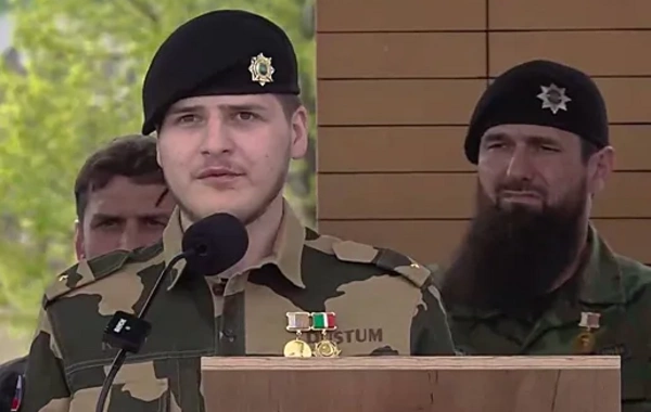 Ramzan Kadırovun oğlu Adam medalları və yeni rütbəsi ilə görüntülənib