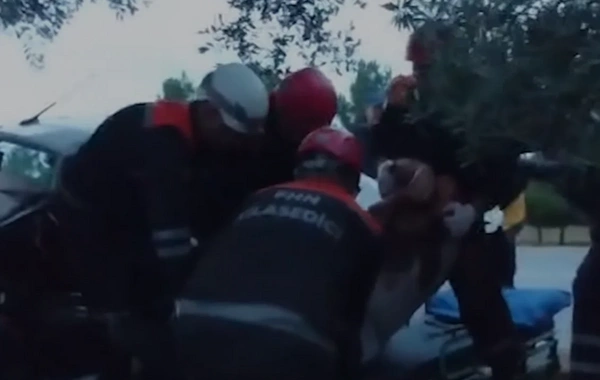 Bakıda avtobusla toqquşan maşın ağaca çırpıldı: Sürücü belə xilas edildi