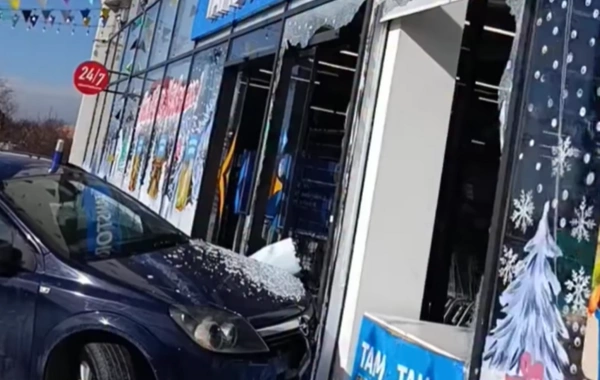 Əyləci xarab olan maşın MARKETƏ GİRDİ