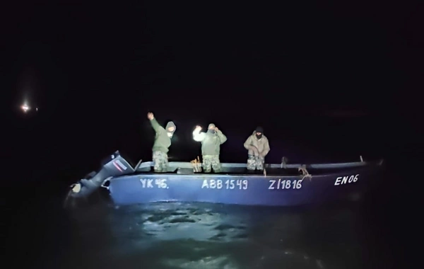 Спасены трое рыбаков, оказавшихся в беспомощном положении на Каспии