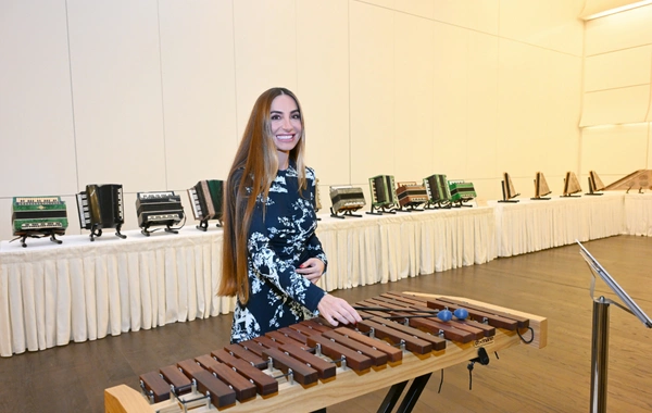 Heydər Əliyev Fondunun dəstəyi ilə alınan musiqi alətlərinin təqdimatı olub Heydər Əliyev Fondunun dəstəyi ilə alınan musiqi alətlərinin təqdimatı olub