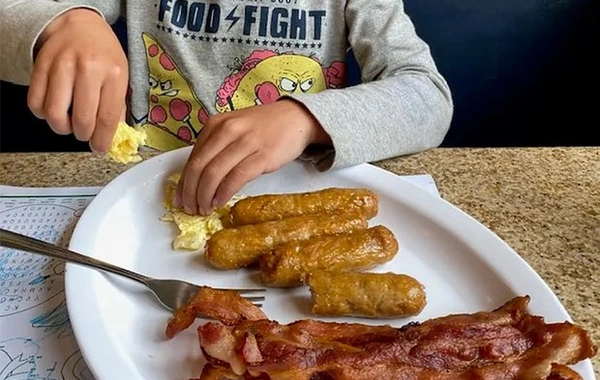 Женщина решила подготовить детей к Третьей мировой войне и посадила их на диету хищника