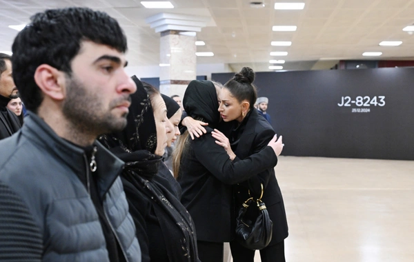 İlham Əliyev təyyarə qəzasında həlak olan ekipaj üzvlərinin vida mərasimində iştirak edib
