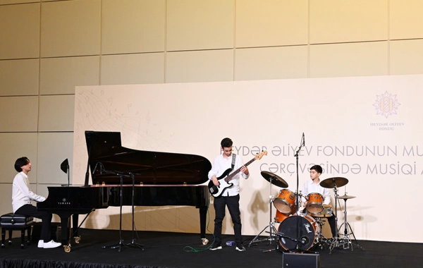 Heydər Əliyev Fondunun dəstəyi ilə alınan musiqi alətlərinin təqdimatı olub Heydər Əliyev Fondunun dəstəyi ilə alınan musiqi alətlərinin təqdimatı olub