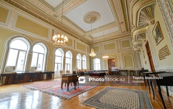 Parlamentin təntənəli açılışının olduğu, bayrağın qəbul edildiyi tarixi binadan REPORTAJ