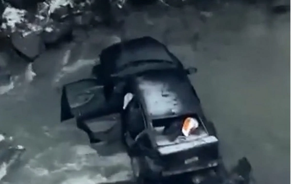 Lerikdə buzlu yolda sürüşən avtomobil çaya aşdı