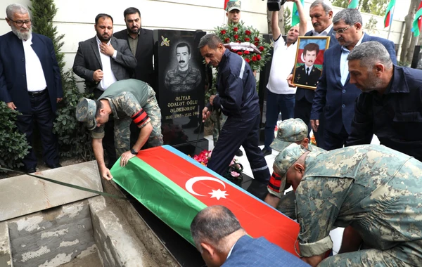 İtkin şəhid Tərlan Rüstəmov Lökbatan qəsəbəsindəki Şəhidlər xiyabanında torpağa tapşırılıb