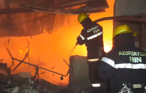 В Баку сгорел шинный рынок