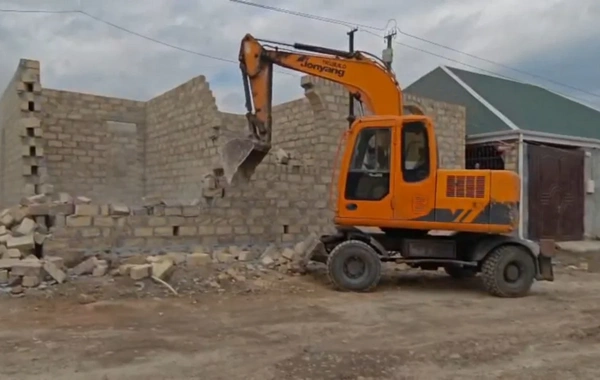 Gəncədə qanunsuz tikililər sökülüb