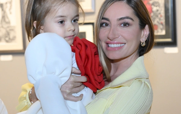 Arzu Əliyeva və Alena Əliyeva "Rənglərdə yaşanan 10 il" mövzusunda keçirilən sərgidə iştirak ediblər