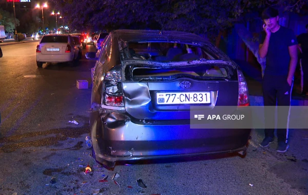 Bakıda moped "Prius"a çırpıldı, xəsarət alanlar var