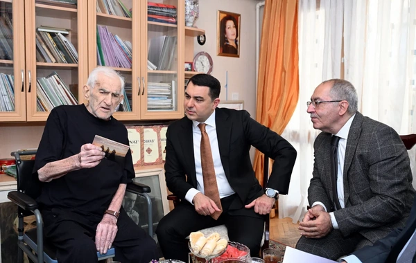 Adil Kərimli Xalq artisti Tofiq Bakıxanovu evində ziyarət edib