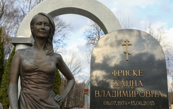 Вандалы разгромили могилу Жанны Фриске в годовщину ее кончины
