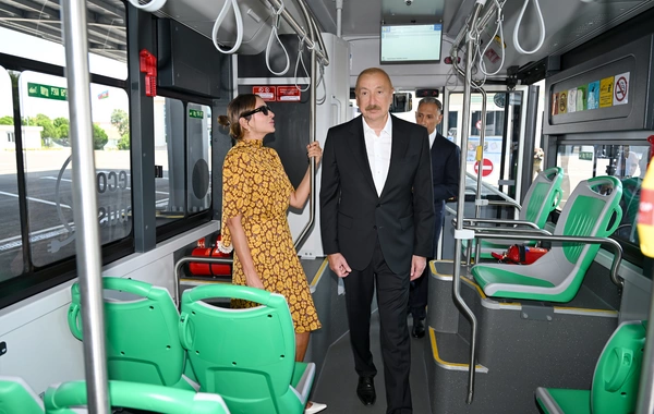 Prezident Naxçıvanda elektrik mühərrikli yeni avtobuslara baxıb, dəmir yolu infrastrukturunda aparılan yenidənqurma işləri ilə tanış olub