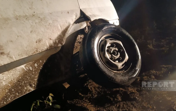 Tovuzda avtomobil işıq dirəyinə və ağaca çırpılıb, sürücü ölüb