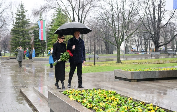 Ильхам Алиев в Белграде посетил памятники общенациональному лидеру Гейдару Алиеву и выдающемуся сербскому писателю Милораду Павичу