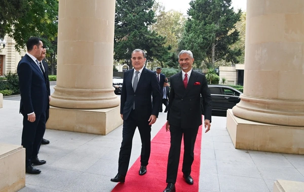 Azərbaycan və Hindistan XİN başçılarının təkbətək görüşü başlayıb
