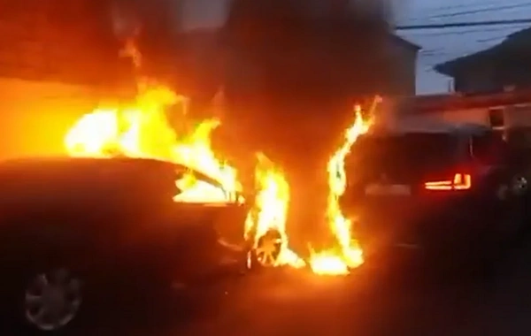 Masazırda avtomobildə başlayan yanğın digər maşına keçib