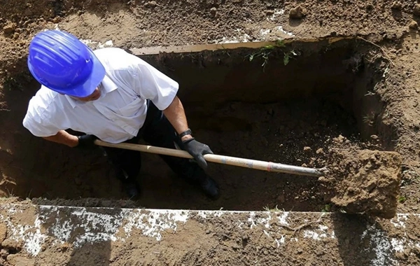 Bakıda qəbirqazan atası ölən şəxsi aldatdı