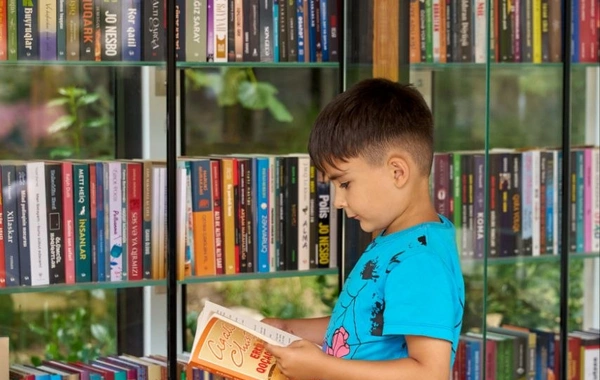 Şuşanın mərkəzində günəş enerjisi ilə işləyən "Kitab dayanacağı" istifadəyə verildi