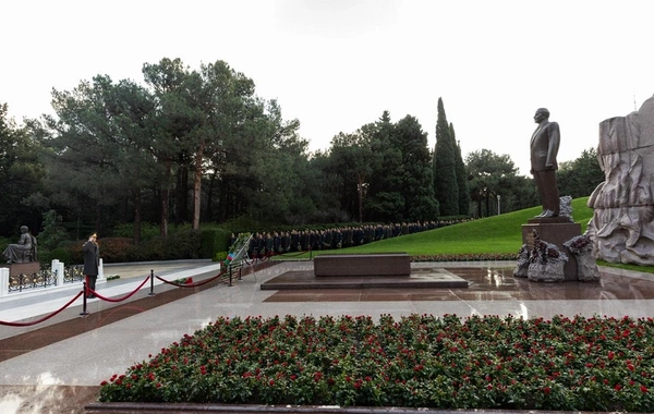 Daxili İşlər Nazirliyinin şəxsi heyəti Heydər Əliyevin məzarını ziyarət edib