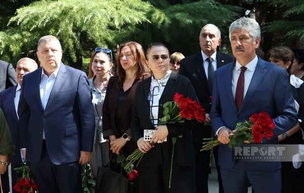 Elçinin anım mərasimində qəbirüstü abidəsinin açılışı olub