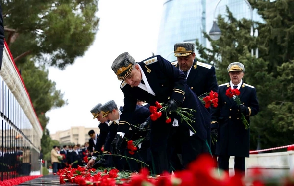 Prokurorluq əməkdaşları Şəhidlər xiyabanını ziyarət edib