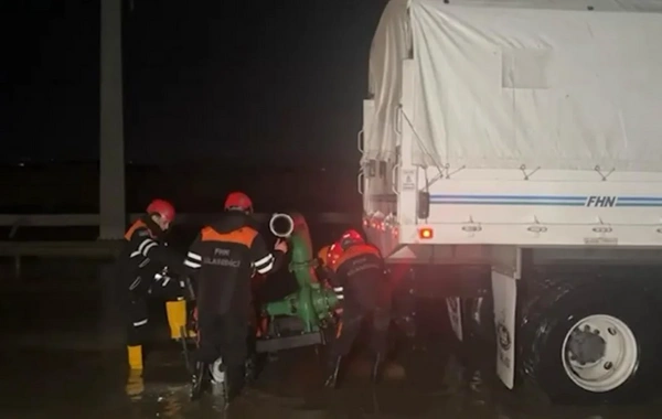 FHN: Bakı, Sumqayıt və Abşeronda su basmış ərazilərdən insanlar təxliyə edilib