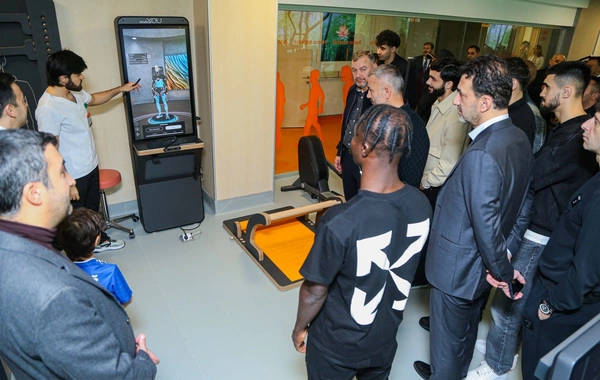 Qurban Qurbanov və futbolçuları Yeni Robotik Reabilitasiya Mərkəzini ziyarət ediblər