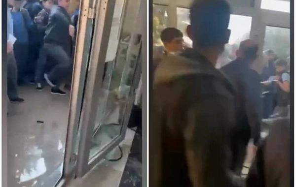 Məktəblərdə vahid geyim formasına qarşı etirazlarda yaranan mənzərə