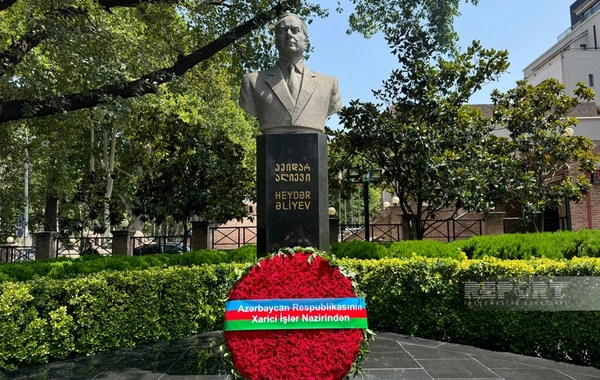 Ceyhun Bayramov Tbilisidə Heydər Əliyevin abidəsini ziyarət edib