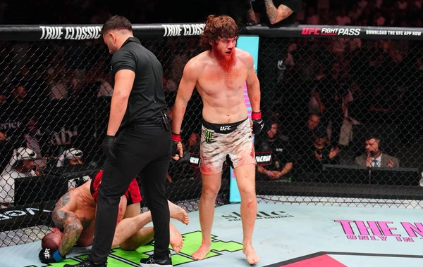 UFC-də qələbə qazanadı, sonra xəstəxanaya yerləşdirildi