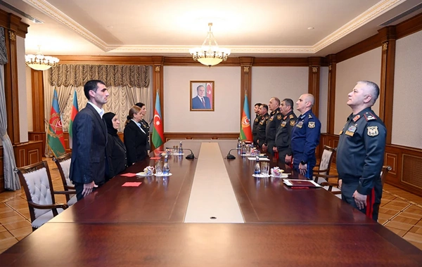 Zakir Həsənov Milli qəhrəmanların ailələlərinə medallar təqdim edib