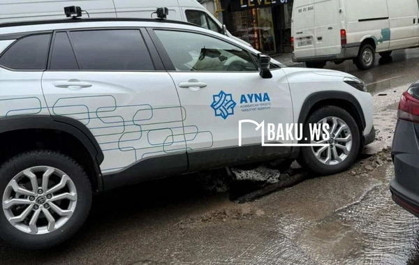 Bakıda asfalt çökdü - AYNA-nın maşını həmin çuxura düşdü