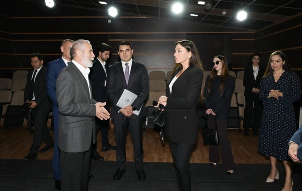 Mehriban Əliyeva Pantomim Teatrında olub
