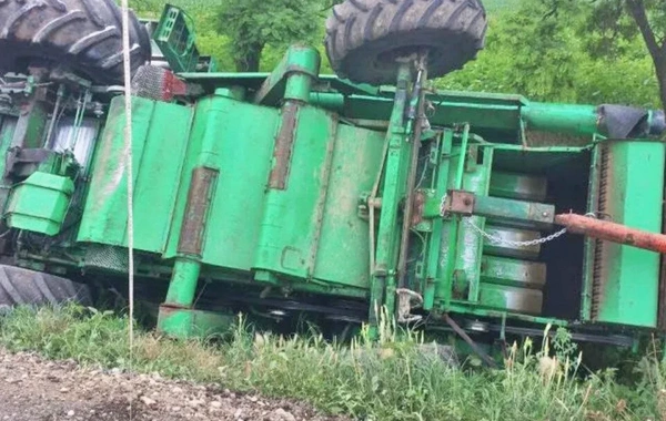 Sabirabadda kombayn kanala aşıb, sürücü ölüb