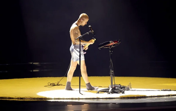 Castin Biber 4 ildən sonra səhnəyə belə geyimdə çıxdı