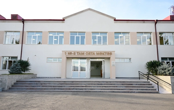 Здание полной средней школы номер 1 в поселке Кяркиджахан сдано в пользование после капитального ремонта