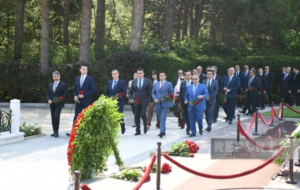 Azərbaycan XİN-in kollektivi Fəxri və Şəhidlər xiyabanlarını ziyarət edib