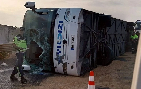 Türkiyədə AĞIR YOL QƏZASI OLDU: 3 ÖLÜ, 20 YARALI