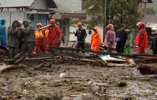 İndoneziyada torpaq sürüşməsində 85 ÖLÜ
