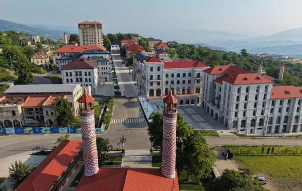 İlham Əliyev Şuşanın Qarabağ küçəsində dövlət-özəl tərəfdaşlığı çərçivəsində həyata keçirilmiş işlərlə tanış olub