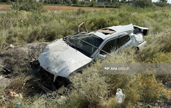Zərdabda maşın dirəyə çırpılıb, ölən və xəsarət alanlar var