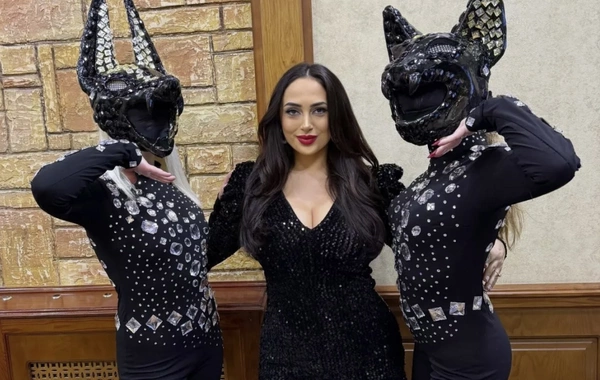 On New Year's Eve in Baku, Romanian singer Seya performed with her hit Papito