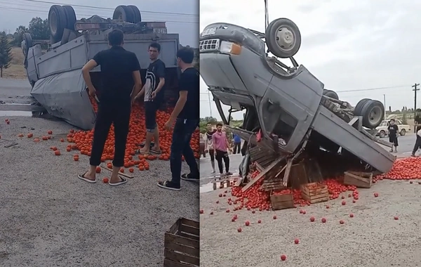 Xaçmazda yük maşını çevrilib aşdı - Pomidorlar yola dağıldı